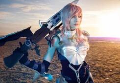 当指尖在键盘上飞舞，鼠标精准点击的节奏已成为无数《英雄联盟》玩家的肌肉记忆，你是否曾想过——这片召唤师峡谷能否用手柄来征服？随着游戏设备多元化发展，越来越多玩家开始探索用手柄操作MOBA游戏的可能性。